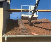 Travaux sur toiture avec échafaudage